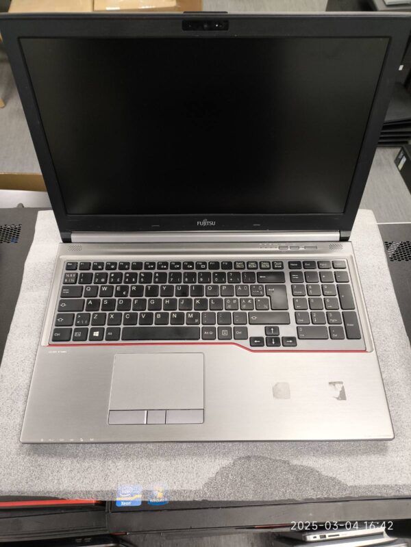 15.6 1920*1080 i7-4710MQ 32GB RAM 256GB SSD Quadro K1100M 2GB, keli trūkumai nekritiniai