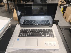 Asus TP500L 15.6 HD+ Touchscreen i3-4030U 6GB 128GB SSD Mirusi baterija