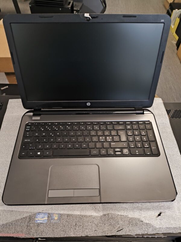 HP 255 G3 15.6 HD Matinis A4-5000 4GB 1TB HDD, Bloga baterija, nuskilęs korpuso kamputis