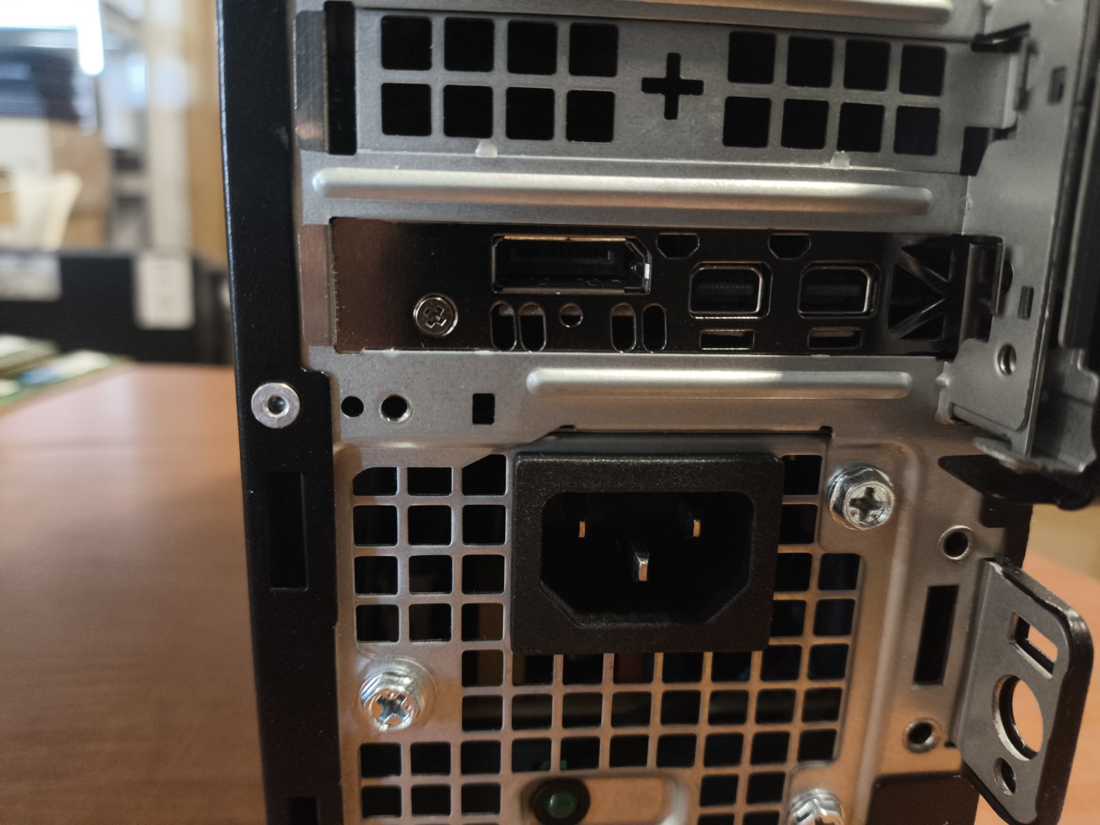 Dell Precision 3430 SFF i7-8700 8-32GB* 256GB AMD Radeon Pro WX 2100 2GB - Image 4