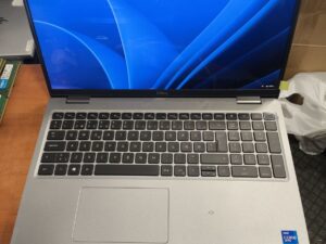 Latitude 5520 15.6 Fhd Ips i7-1185g7 32gb RAM 1TB SSD 31%