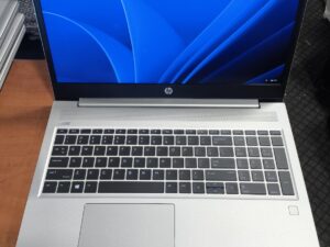 HP ProBook 450 G6 15.6 FHD IPS - Labai prastos būklės ekranas, dėmės, nuospaudos. i5-8265U 16GB 256GB SSD, 11%, Nvidia MX 130 2GB, kolonėlių defektas