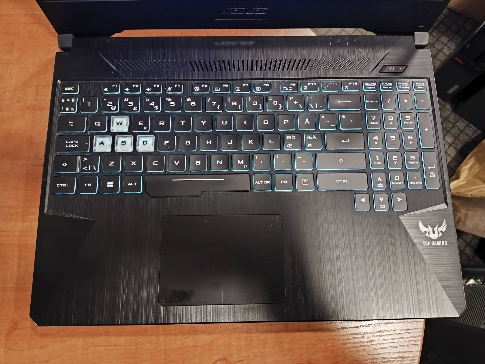 Gamming laptop 15.6 60Hz Ryzen 5 3550H 16GB 256GB SSD + 500GB 79%, GTX 1650 4GB Prasta kosmetinė būklė - skaityti aprašymą - Image 2