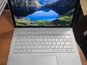 Microsfot Surface Book 1 13.5" 3000*2000 IPS i5-6300U 8GB 256GB SSD Nvidia Geforce 1GB, 22%, ,Mažesnė baterija, planšetėje neveikianti.