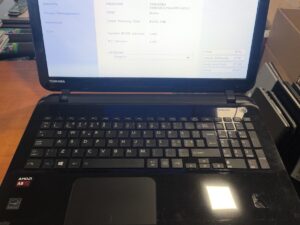 15.6 HD A8-6410 8GB RAM 256GB SSD Gyva baterija 7%?