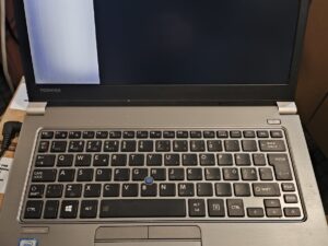 TOSHIBA Z30-C-16M 13.3 FHD IPS i7-6500u 8GB 256GB SSD, SU EKRANO defektu, veikiantis ir bloga baterija