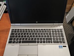 HP EliteBook 8570p15.6 i5-3360M 4GB 500GB HDD, Baterijos būklė neaiški iki galo, bet krauna