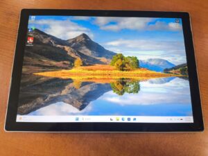 Surface 5 Pro 12.3 2736*1824 IPS Touch i5-7300u 4gb 128gb SSD 13% BE KROVIKLIO KAINA NURODYTA