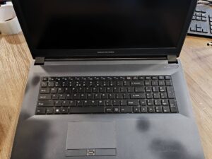 Clevo N870 17.3" FHD IPS, i7-8750H 8GB DDR4 RAM, BE SSD Nvidia GTX  1050 Ti 4GB, Su defektais. Veikia