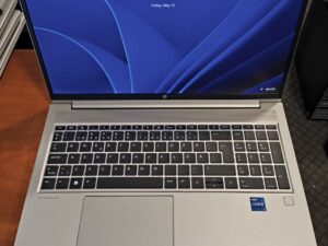 HP ProBook 650 G8 15.6 FHD IPS i5-1135g7 8gb 512gb SSD 25%, yra vienas mažas taškelis, matosi ant balto fono. Žiurėti paskutinę foto