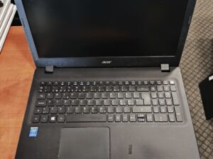 Acer Travelmate P257 15.6 HD i3-4005u 8GB 128GB SSD, touchpad su defektu, baterija netikrinta.