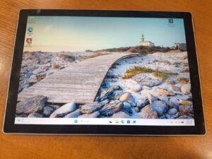 Surface 5 Pro 12.3 2736*1824 IPS Touch m3-7Y30 4gb 128gb SSD 13% BE KROVIKLIO KAINA NURODYTA SU EKRANO DEFEKTU, TOUCH NEVEIKIA