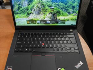 Lenovo ThinkPad P14S Gen 2 14" FHD IPS 400 Nit Ryzen 7 PRO 5850U, 16GB, 256GB SSD, 0% Keli labai labai maži vos matomi balti taškeliai.