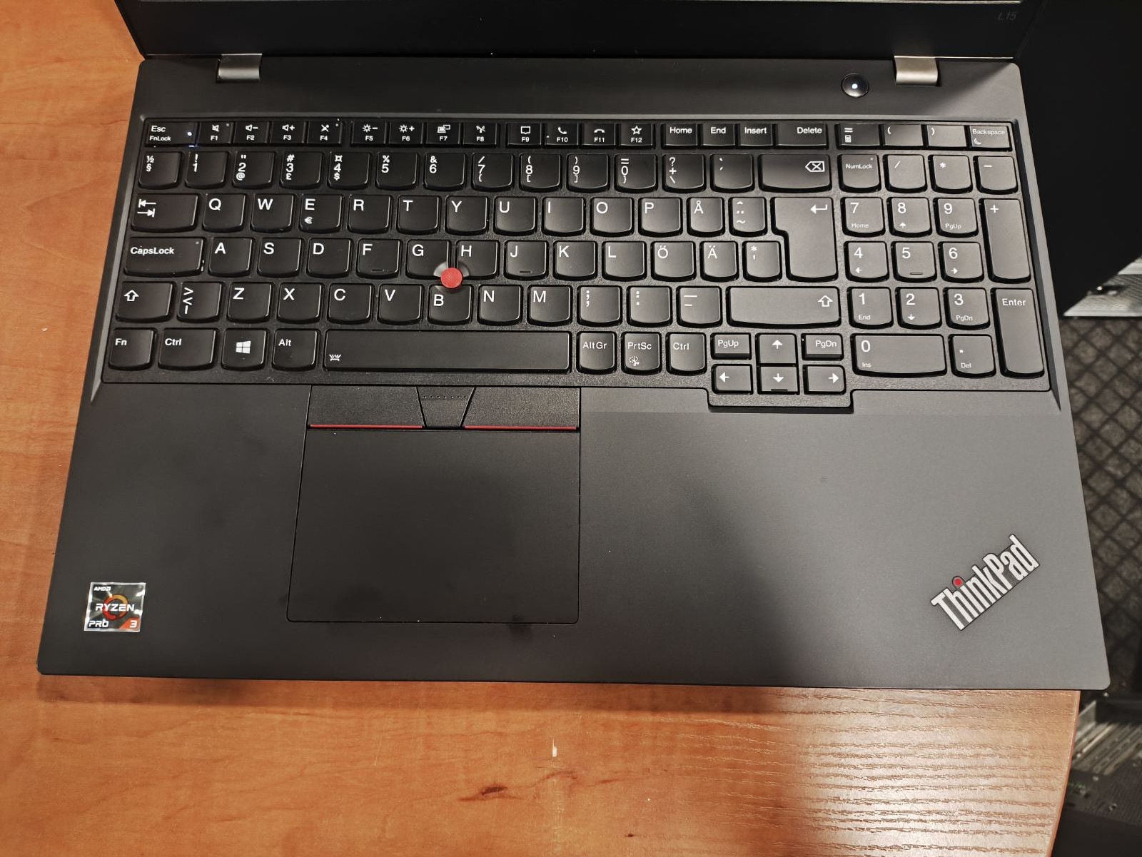 ThinkPad L15 Gen 1 14.0 FHD IPS Ryzen 3 4450U 16GB 256GB 9% 2vnt Type C blogi, 1vnt USB blogas, visi toje pačioje kairėje pusėje esantys. - Image 2