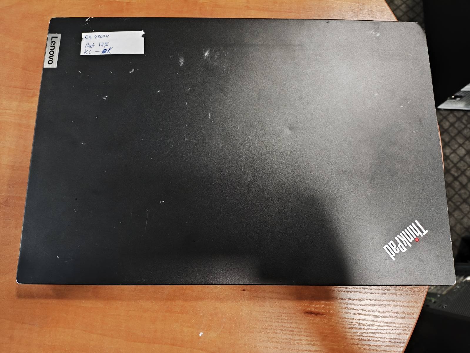Lenovo Thinkpad 14.0 Fhd Ips Ryzen 3 4300u 4GB RAM BE SSD DISKO 17%, Kosmetiniai trūkumai korpuso, BE KROVIKLIO - Image 3