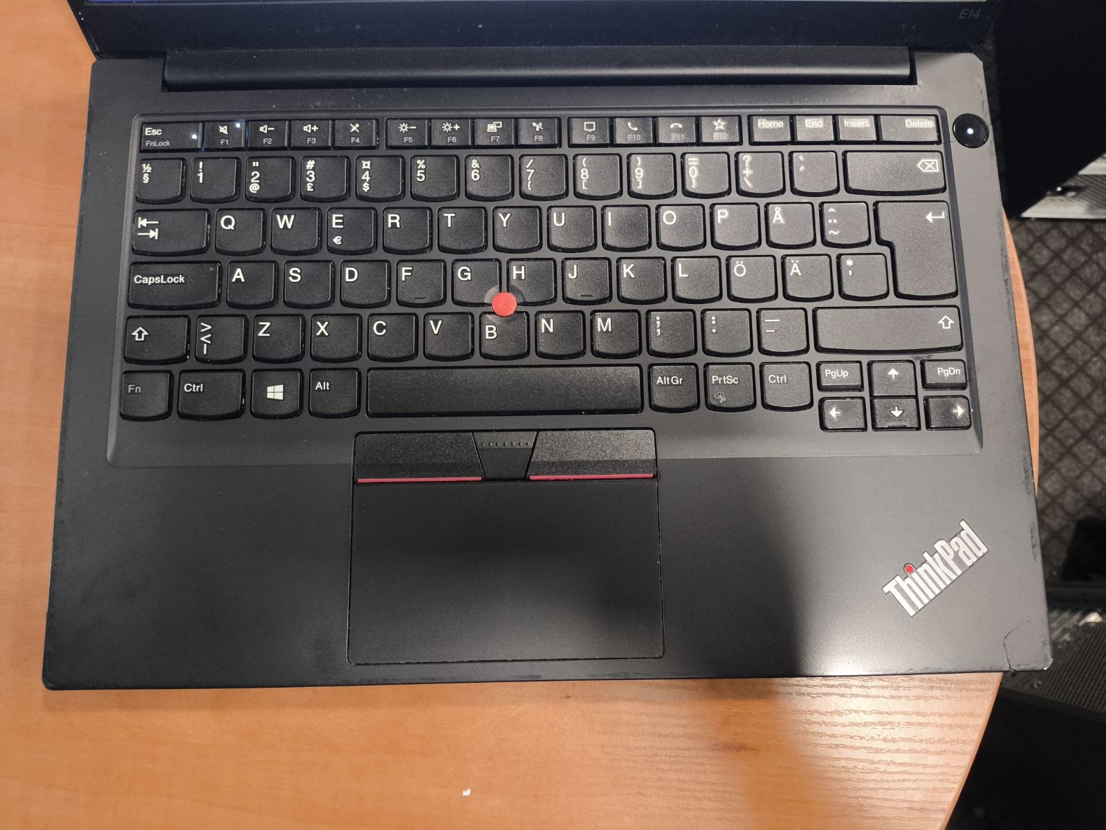 Lenovo Thinkpad 14.0 Fhd Ips Ryzen 3 4300u 4GB RAM BE SSD DISKO 17%, Kosmetiniai trūkumai korpuso, BE KROVIKLIO - Image 2