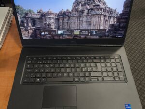 Dell Precision 7760 17.3" FHD IPS i7-11850H 16GB 512GB SSD RTX A5000 16GB 0% Su nedideliu defektu - klaviatūros pašvietimas neveikia