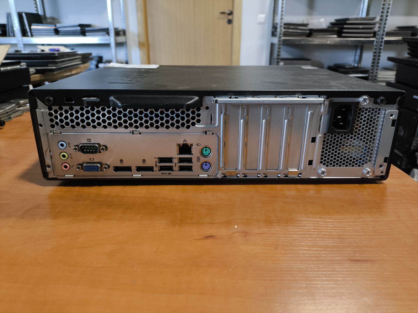 Lenovo M75s-1 AMD Ryzen 5 3400G 8gb 256gb SSD, VGA, Com port, 2vnt Display port - Image 2