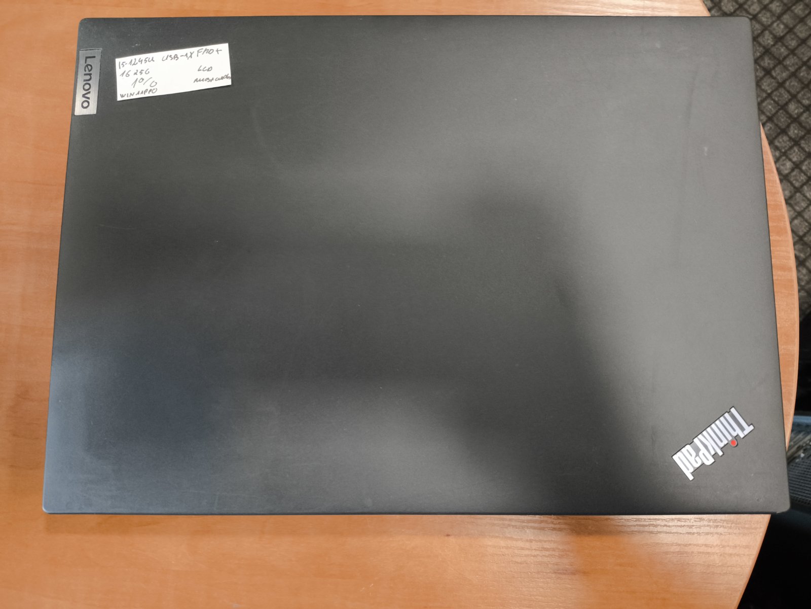 ThinkPad T14 Gen3 14.0 Fhd Ips i5-1245u 16gb 256gb 1% 1vnt USB neveikiantis, minimaliai nuospaudu ekrane nuo klviatūros yra. - Image 3