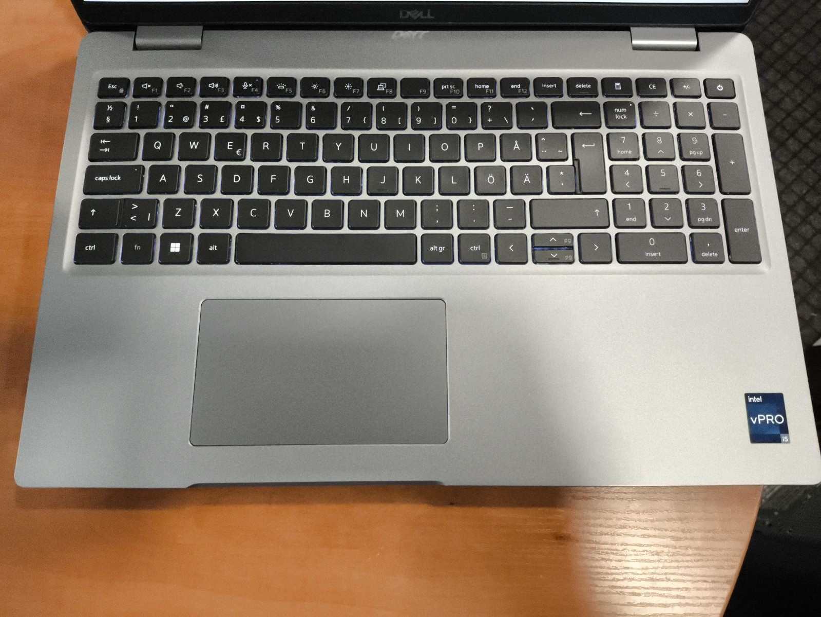 Dell Latitude 5530 15.6 FHD IPS i5-1245u 16gb 256gb SSD 20% Ekranas su plėmais, dėmėmis. Apatinis dugnas dažai atsilupę - Image 2