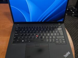 ThinkPad T14 Gen3 14.0 Fhd Ips i5-1245u 16gb 256gb 1% 1vnt USB neveikiantis, minimaliai nuospaudu ekrane nuo klviatūros yra.