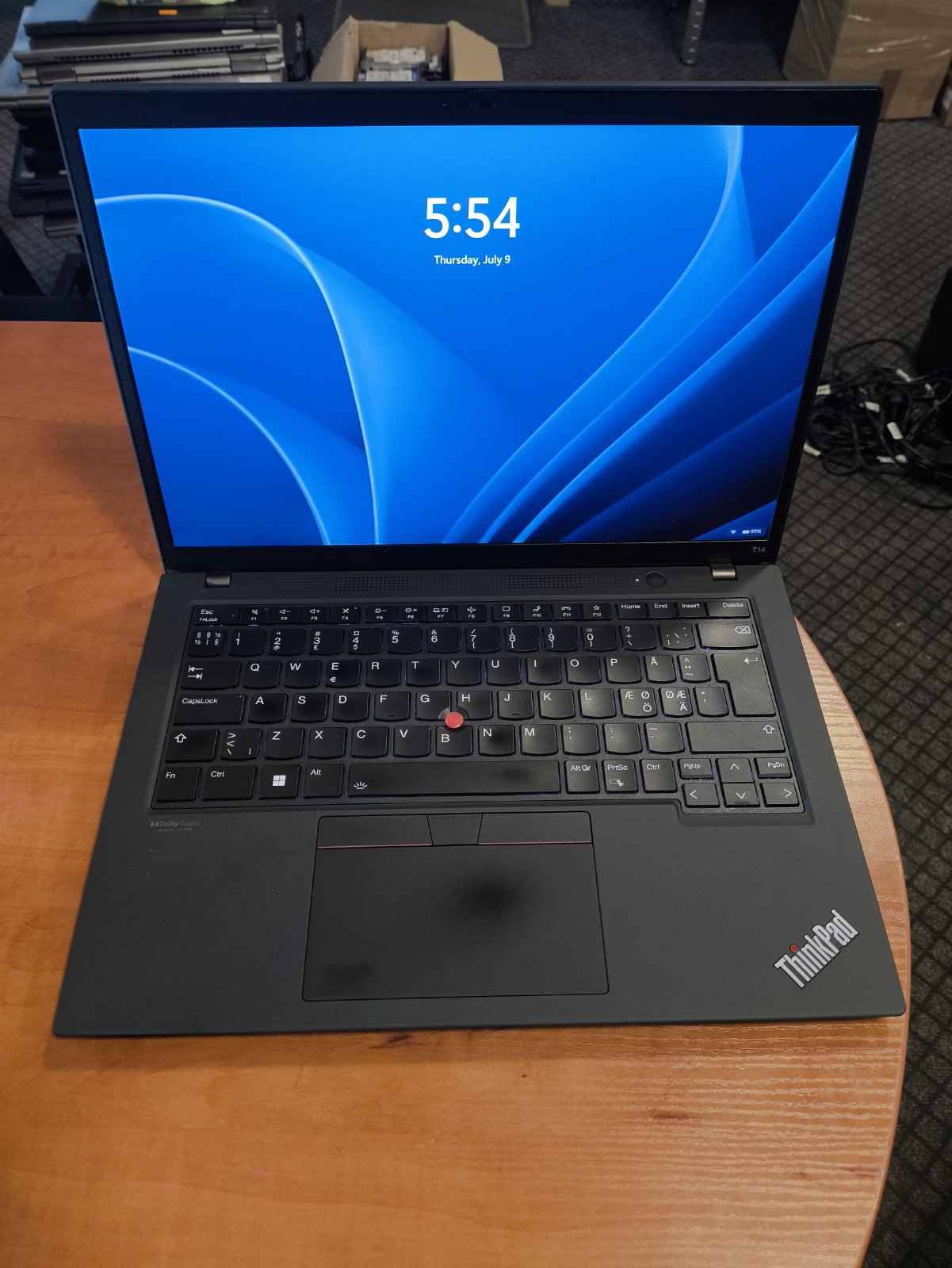 ThinkPad T14 Gen3 14.0 Fhd Ips i5-1245u 16gb 256gb 1% 1vnt USB neveikiantis, minimaliai nuospaudu ekrane nuo klviatūros yra.