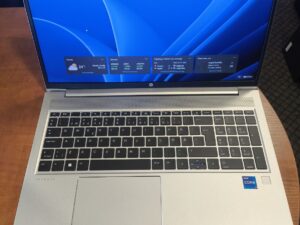 HP ProBook 650 G8 15.6 FHD IPS i7-1165g7 32GB RAM 512GB SSD, 25% SU RIMTU KORPUSO DEFEKTU IR EKRANU, ŽIURĖTI FOTO