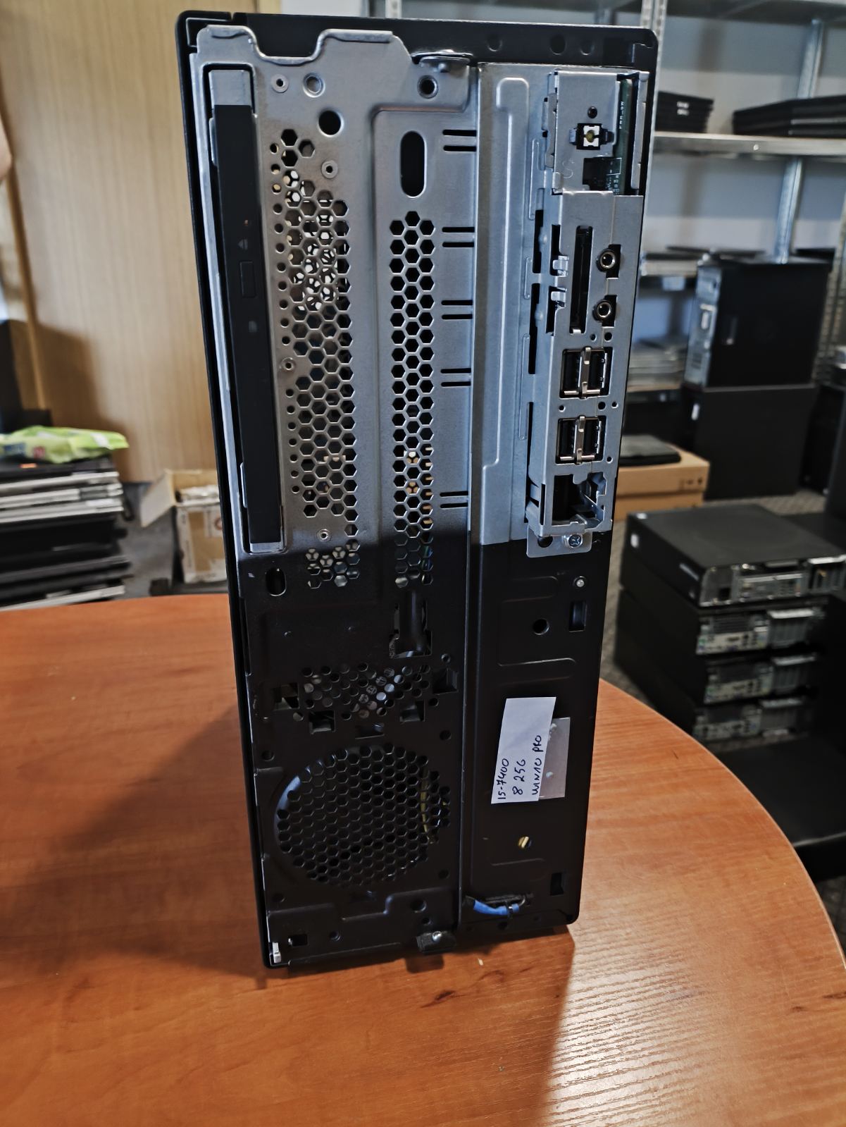 Lenovo V520 Intel i5-7400 8GB 256GB SSD Windows 10 Pro surašyta, trūksta priekinės korpuso dalies.