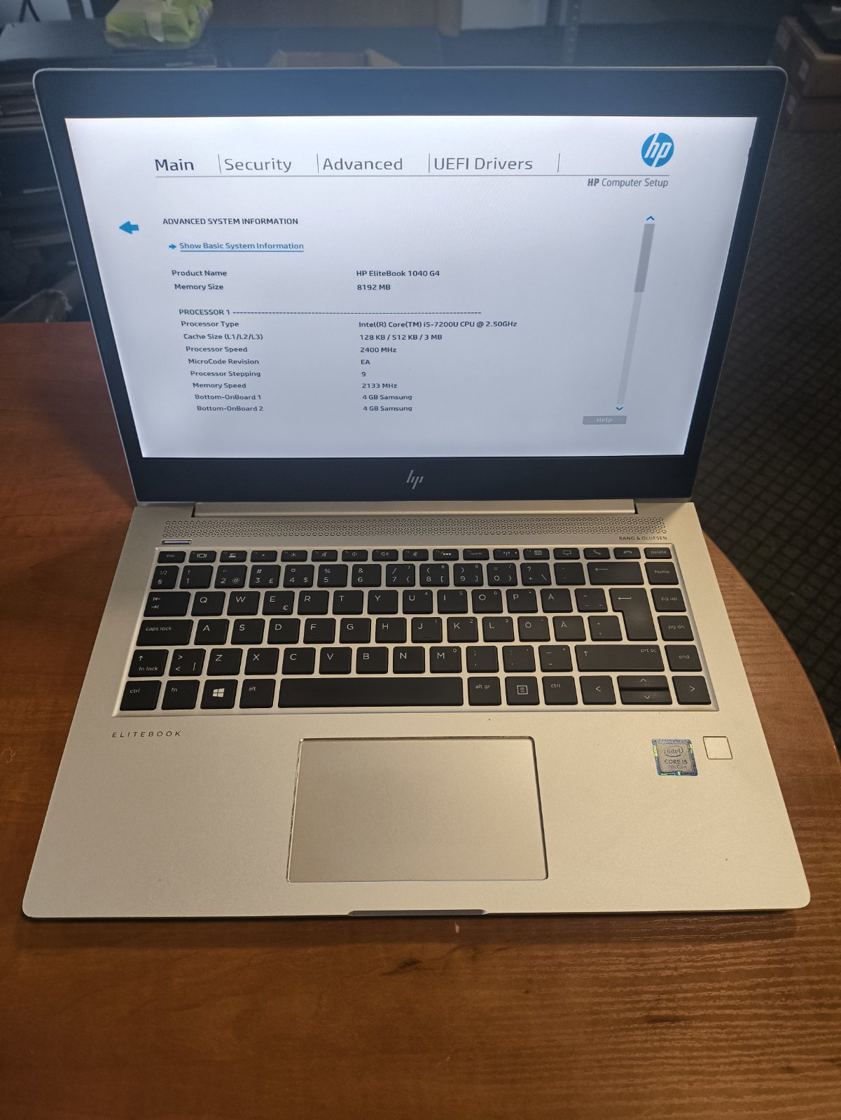 HP Elitebook 1040 G4 14.0 FHD i5-7200u 8gb 256gb NMVe 36%, Laisvesni vyriai, ekranas su korpusu laikosi nekrenta