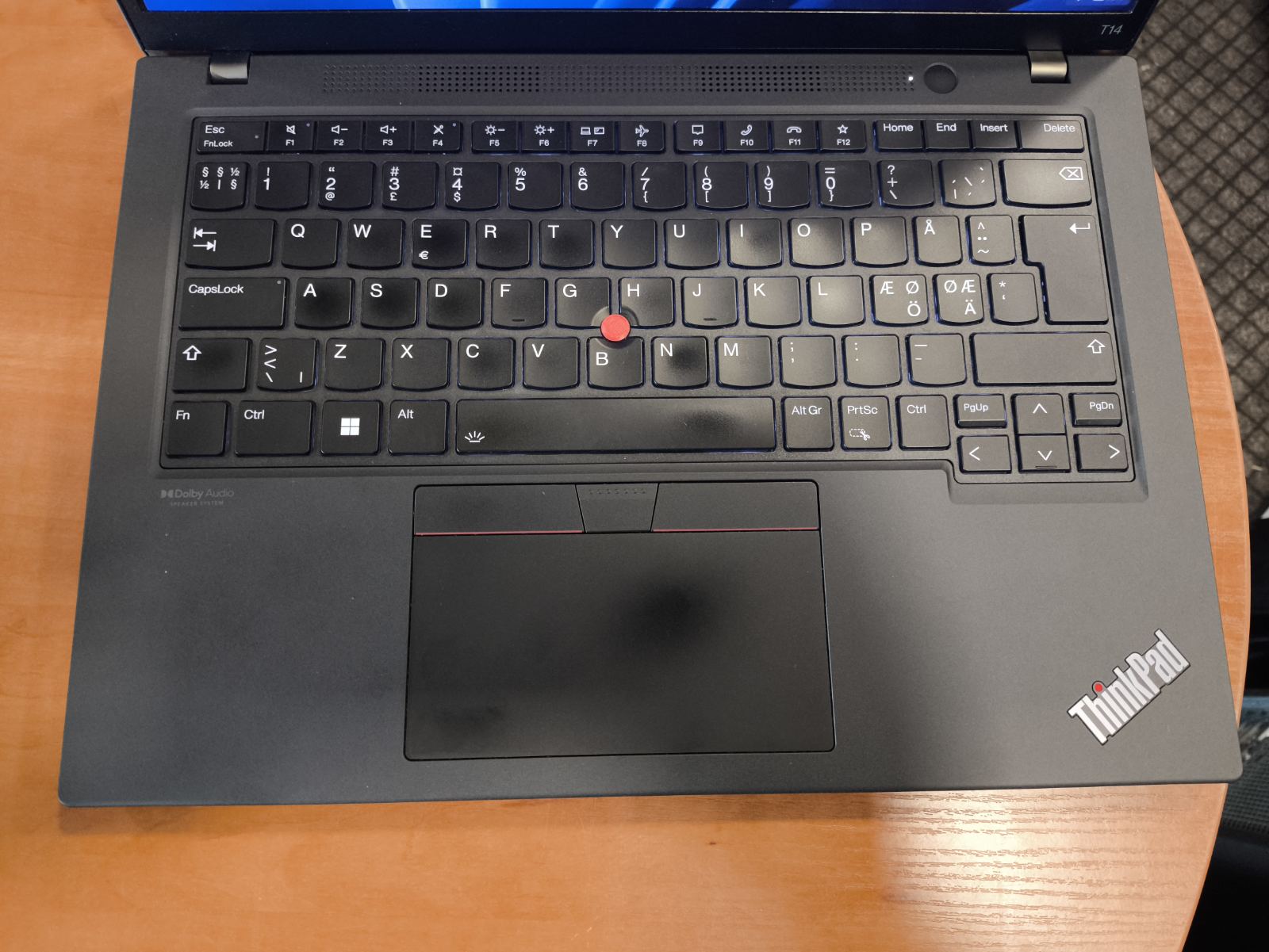ThinkPad T14 Gen3 14.0 Fhd Ips i5-1245u 16gb 256gb 1% 1vnt USB neveikiantis, minimaliai nuospaudu ekrane nuo klviatūros yra. - Image 2