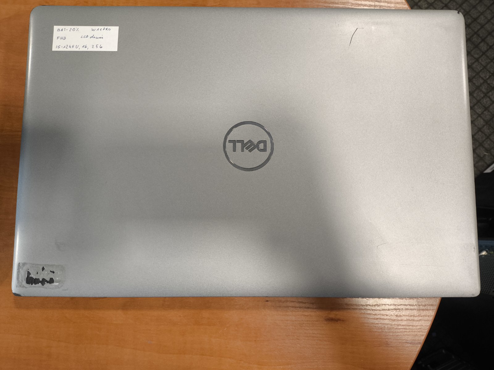 Dell Latitude 5530 15.6 FHD IPS i5-1245u 16gb 256gb SSD 20% Ekranas su plėmais, dėmėmis. Apatinis dugnas dažai atsilupę - Image 3