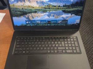 Dell Precision 7760 17.3" FHD IPS i7-11850H 16GB 512GB SSD RTX A5000 16GB 43% Su nedideliu defektu - ausinių lizdas neveikia