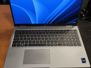Dell Latitude 5530 15.6 FHD IPS i5-1245u 16gb 256gb SSD 20% Ekranas su plėmais, dėmėmis. Apatinis dugnas dažai atsilupę