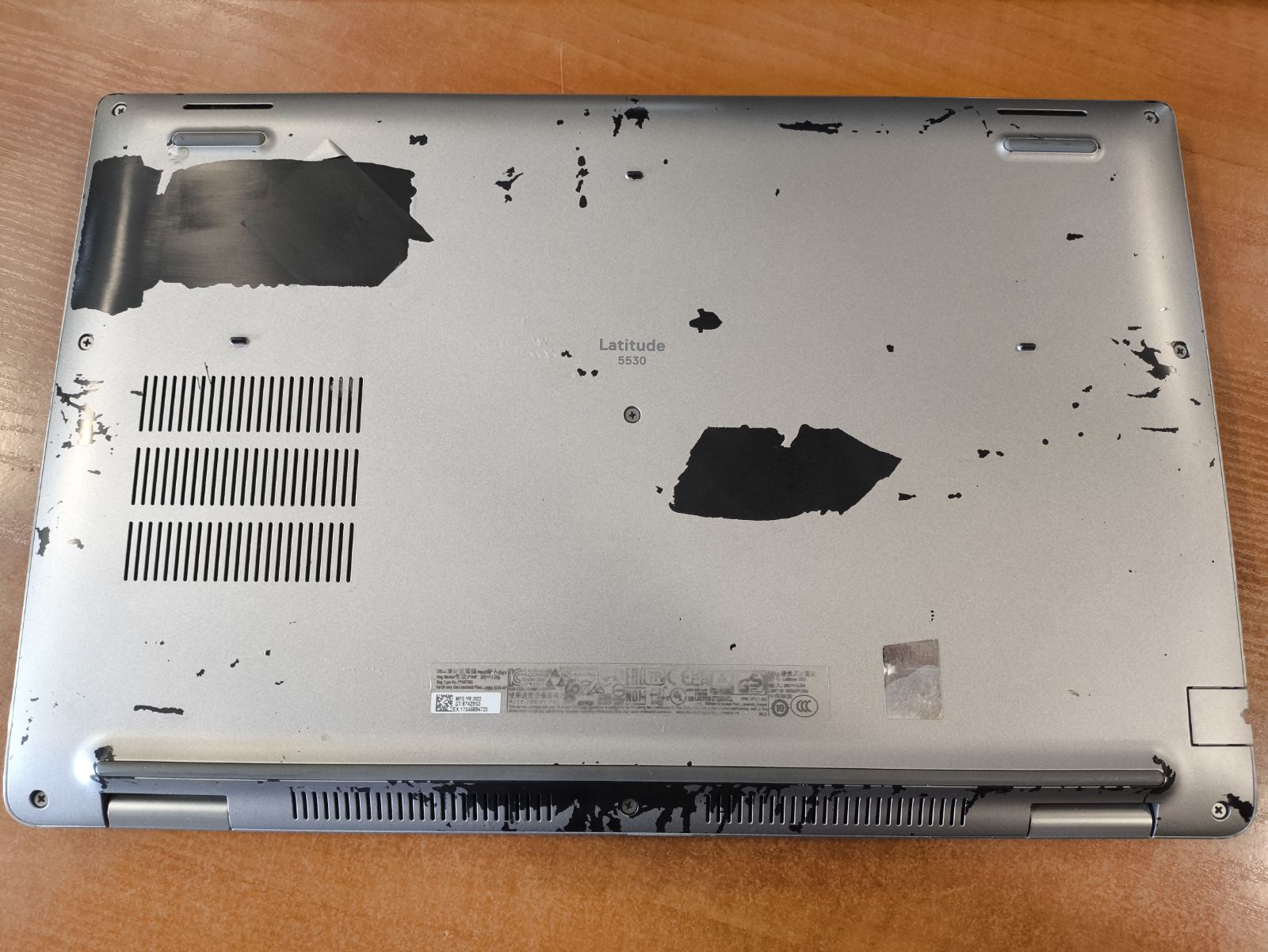 Dell Latitude 5530 15.6 FHD IPS i5-1245u 16gb 256gb SSD 20% Ekranas su plėmais, dėmėmis. Apatinis dugnas dažai atsilupę - Image 8
