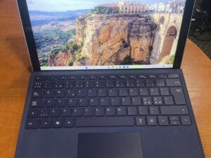 Surface 4 Pro 12.3 2736*1824 IPS Touch i5-6300u 8gb 256gb SSD 19% Su klaviatūra ir Dockingu-krovikliu.