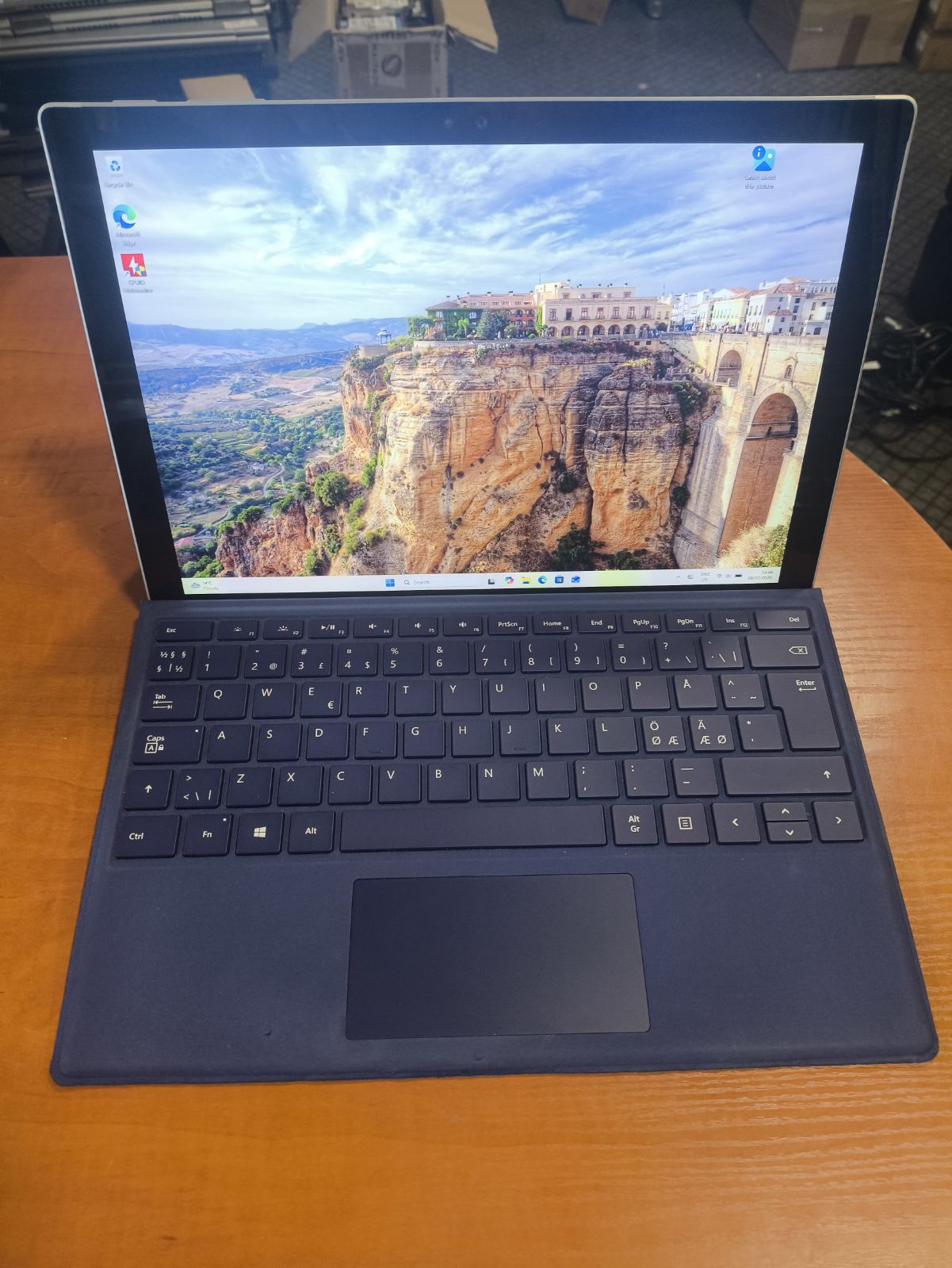 Surface 4 Pro 12.3 2736*1824 IPS Touch i5-6300u 8gb 256gb SSD 19% Su klaviatūra ir Dockingu-krovikliu.