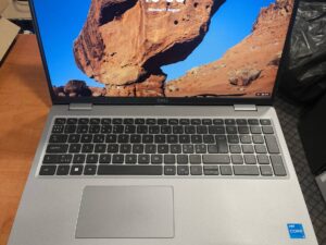 DELL Latitude 5530 15.6 FHD IPS i5-1235U 16GB 256GB SSD , Windows 11 pro licenzija. Windows surašyta 25%