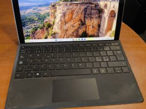 Microsfot Surface 7+ Pro 12.3 2736*1824 IPS Touch - i5-1135G7 8GB 256GB 3% su klaviatūra Skilęs ekranas, touch veikia.