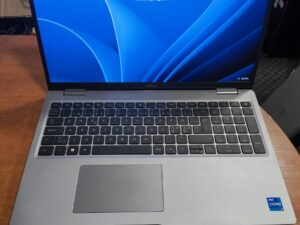 DELL Latitude 5530 15.6 FHD IPS Touch i7-1255U 16GB 256GB SSD , Windows 11 pro licenzija. Windows surašyta 14%
