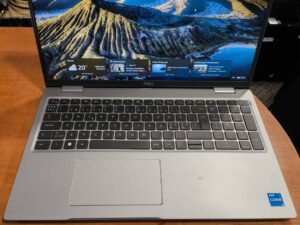 DELL Latitude 5530 15.6 FHD IPS i5-1235U 16GB 256GB SSD , Windows 11 pro licenzija. Windows surašyta