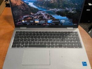 DELL Latitude 5530 15.6 FHD IPS i5-1235U 16GB 256GB SSD , Windows 11 pro licenzija. Windows surašyta 28%