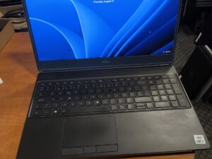 Dell Precision 7550 15.6" FHD IPS i7-10850H 32GB 512GB SSD RTX 5000 Max-Q 16GB 66% 1 vnt USB sulaužytas