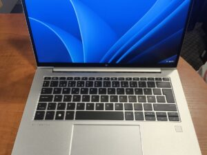 HP Elitebook 845 G9 14.0 FHD+ IPS Ryzen 7 6850 16GB DDR5 256GB SSD , 24% Su nedideliu kosmetiniu trūkumų