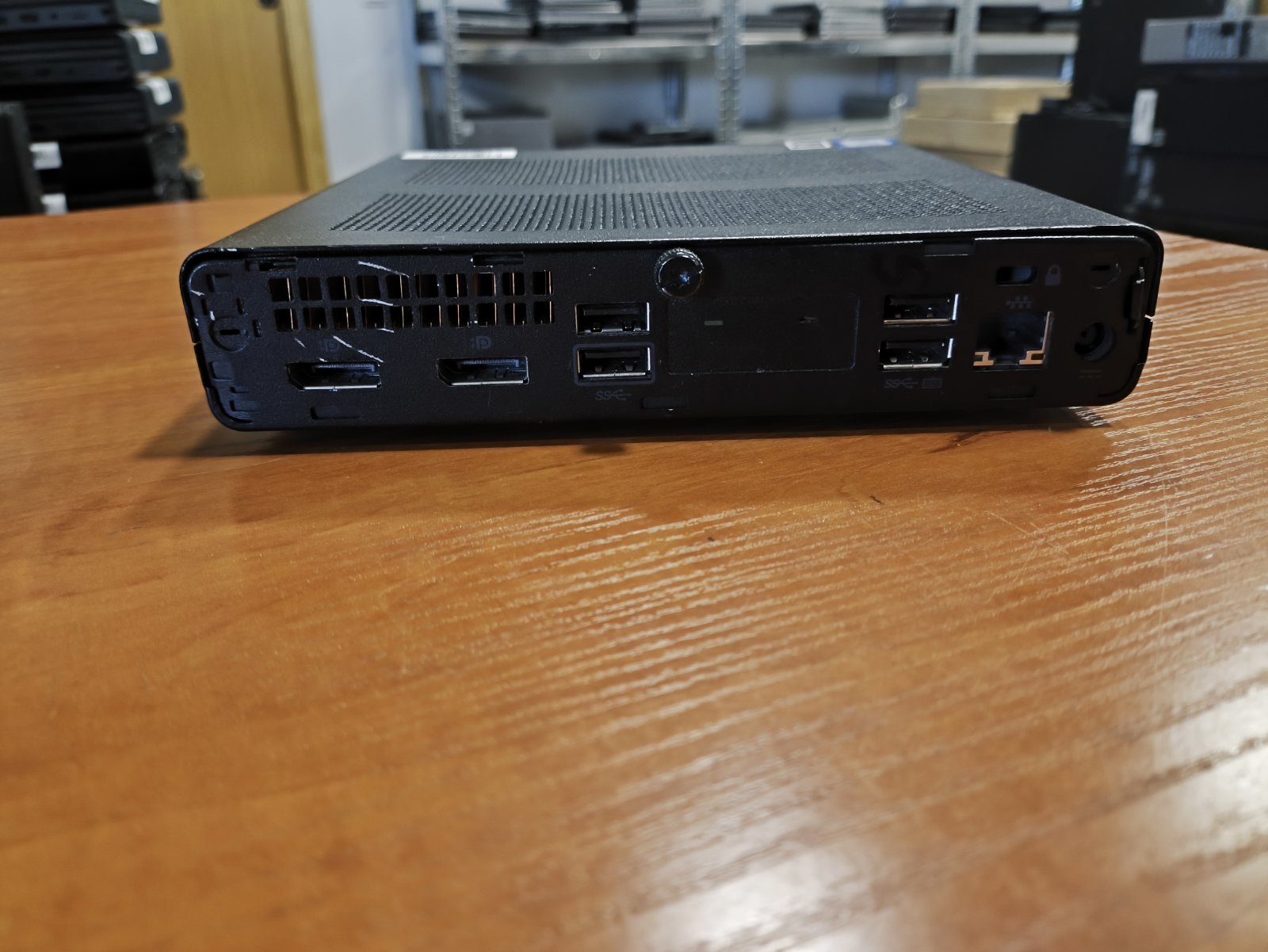 1vnt HP EliteDesk 800 G4 Mini PC i5-8400 2*8GB, 16GB 256GB SSD NMVe, Display port 2vnt SU KOSMETINIU TRŪKUMU - Image 2
