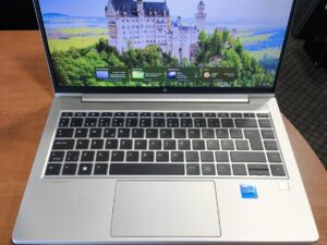HP EliteBook 640 G10 14.0 FHD IPS i5-1335U 16GB 256GB SSD 14%, Windows 11 pro suinstaliuota