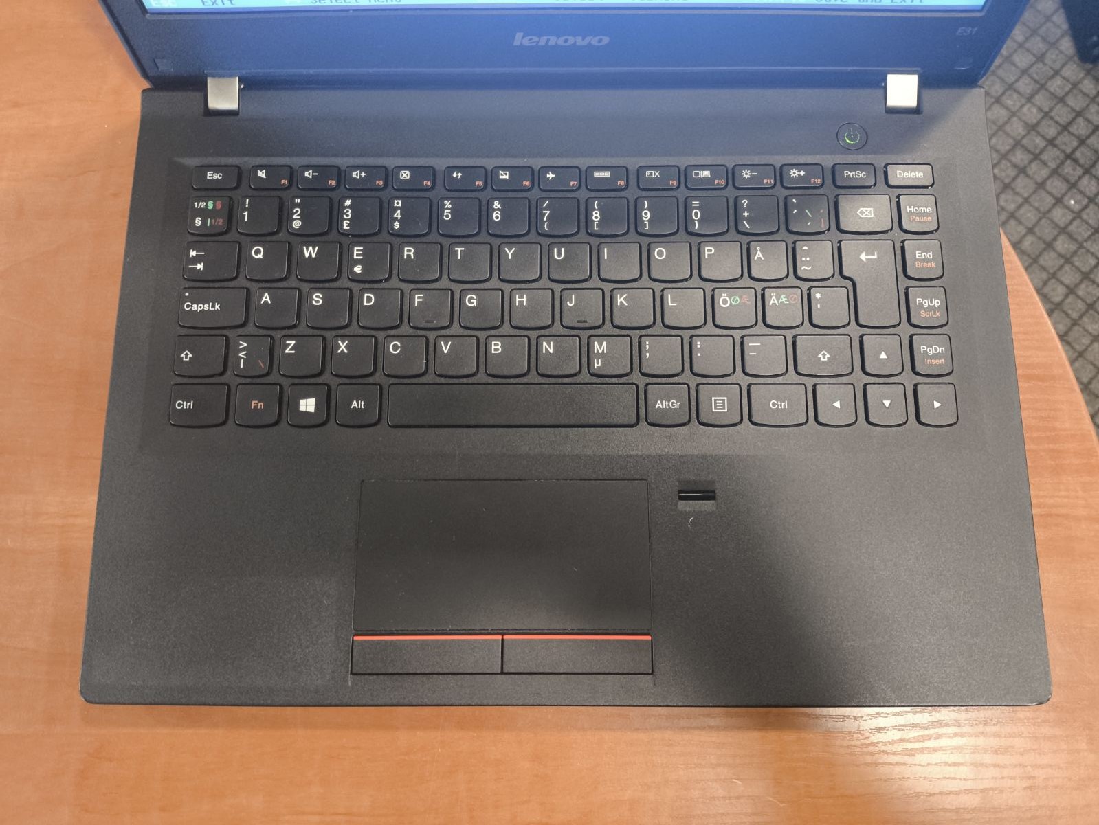 Lenovo E31-70 13.3" HD i3-5005u 4gb 128gb SSD Baterija laiko apie 2-3 +++ valandas - Image 2