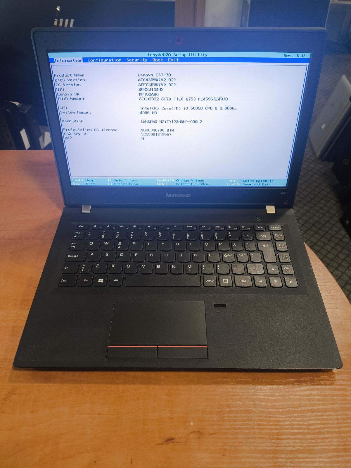 Lenovo E31-70 13.3" HD i3-5005u 4gb 128gb SSD Baterija laiko apie 2-3 +++ valandas