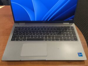 Dell Latitude 5521 15.6" FHD IPS  Touch i7-11850H 16GB 512GB SSD 26%