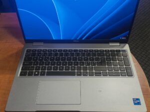 Dell Latitude 5521 15.6" FHD IPS i7-11850H 16GB 512GB SSD 57% Neveikia ausinių lizdas, lcd kosmetiniai trūkumai