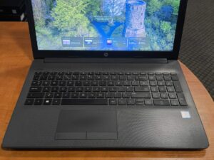HP 250 G7 15.6 FHD TN i7-8565U 16GB 256GB 14%, minimaliai ekrane kosmetinių trūkumų yra